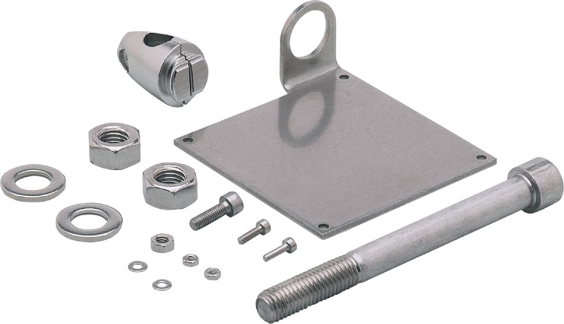 Ein Satz von Metallteilen, darunter Schrauben, Muttern und eine rechteckige Platte mit Öse, auf weißem Hintergrund.