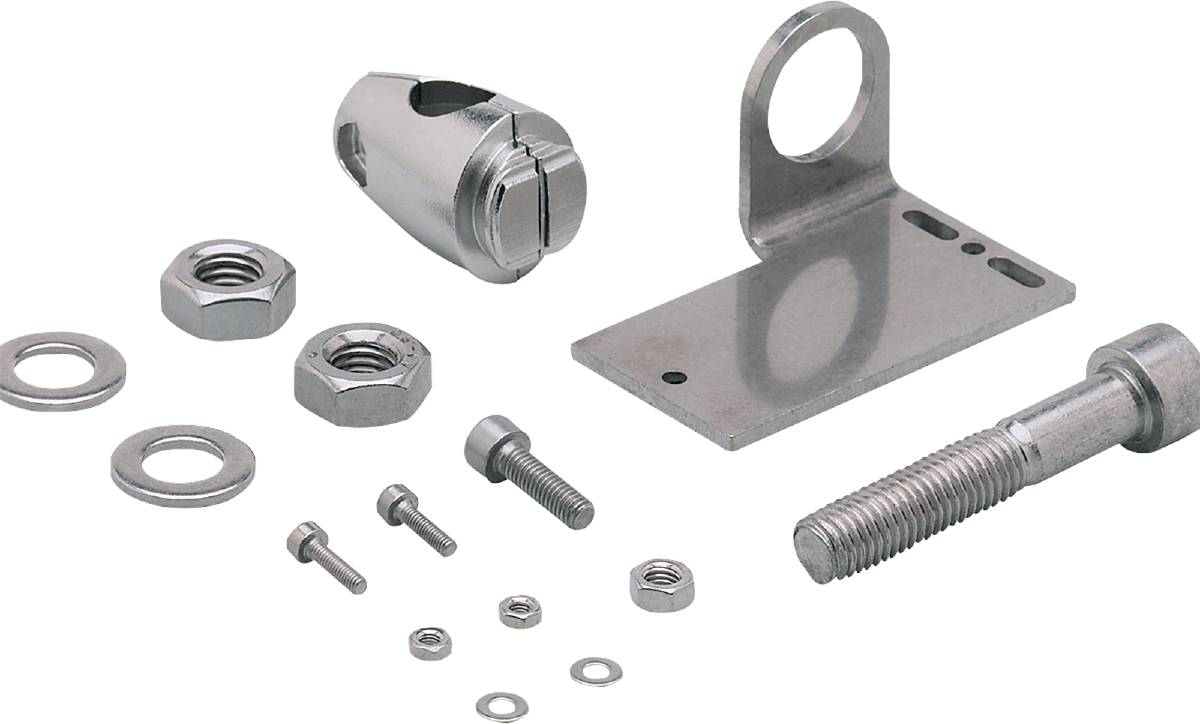 Verschiedene Edelstahlbefestigungen und Schrauben, einschließlich einer Halterung mit Ringöse, Muttern und Unterlegscheiben.