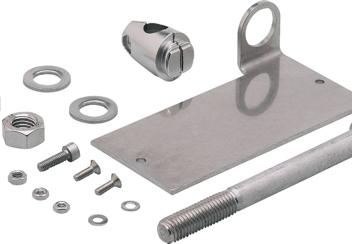 Metallteile eines Montagekits: Eine Stahlplatte mit Loch, Scheiben, Muttern, Schrauben und eine Halterung, auf weißem Hintergrund.
