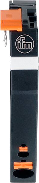 Ein schwarzes Reifenstück aufrecht stehend vor einem weißen Hintergrund.