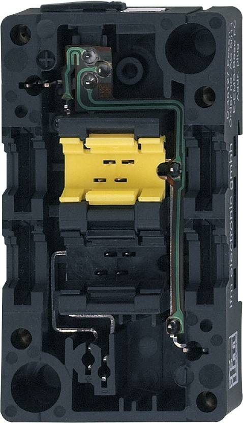 Ein gelber elektrischer Schalter eingebaut in eine schwarze Halterung. Die Halterung hat vertikale und horizontale Slots.