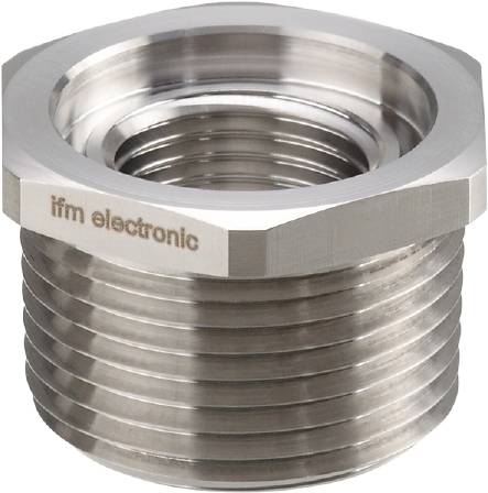 Ein silberfarbener, metallischer Adapter mit Außengewinde und sechskantigem Kopf, gekennzeichnet mit 'ifm electronic'.