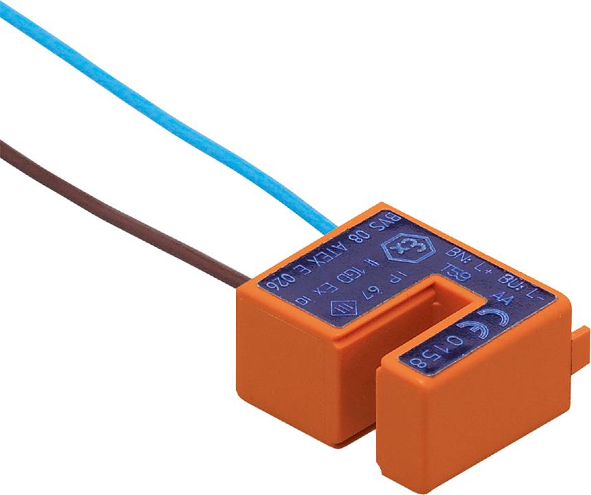 Ein rechteckiger, orangefarbener Sensor mit zwei abgehenden Kabeln in Braun und Blau, der für die Installation bereit ist.