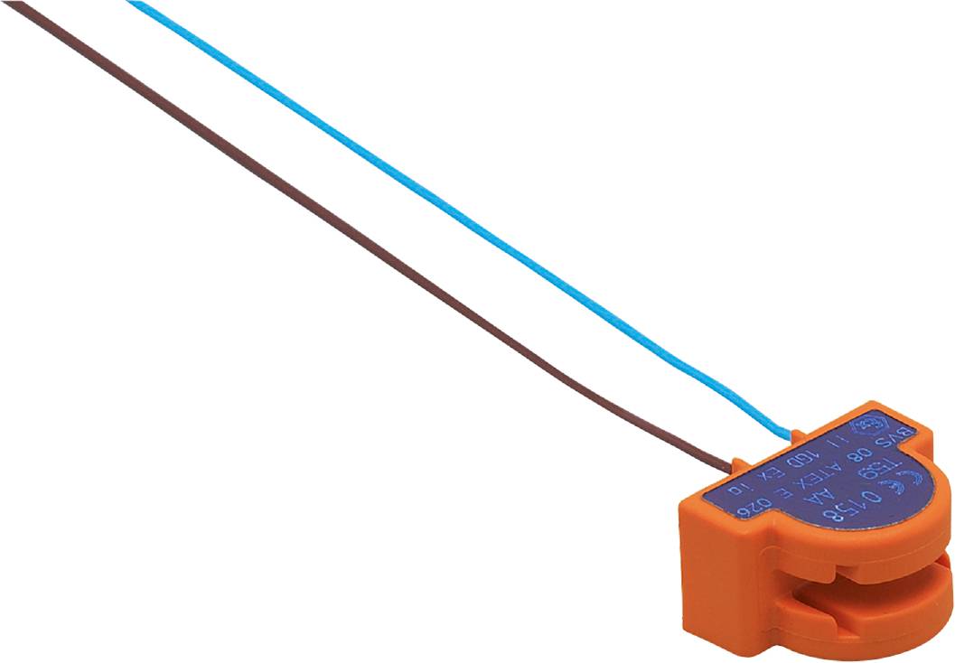 Ein orangefarbenes, quadratisches Gerät mit blauen und braunen Kabeln, die vom Gerät wegführen.