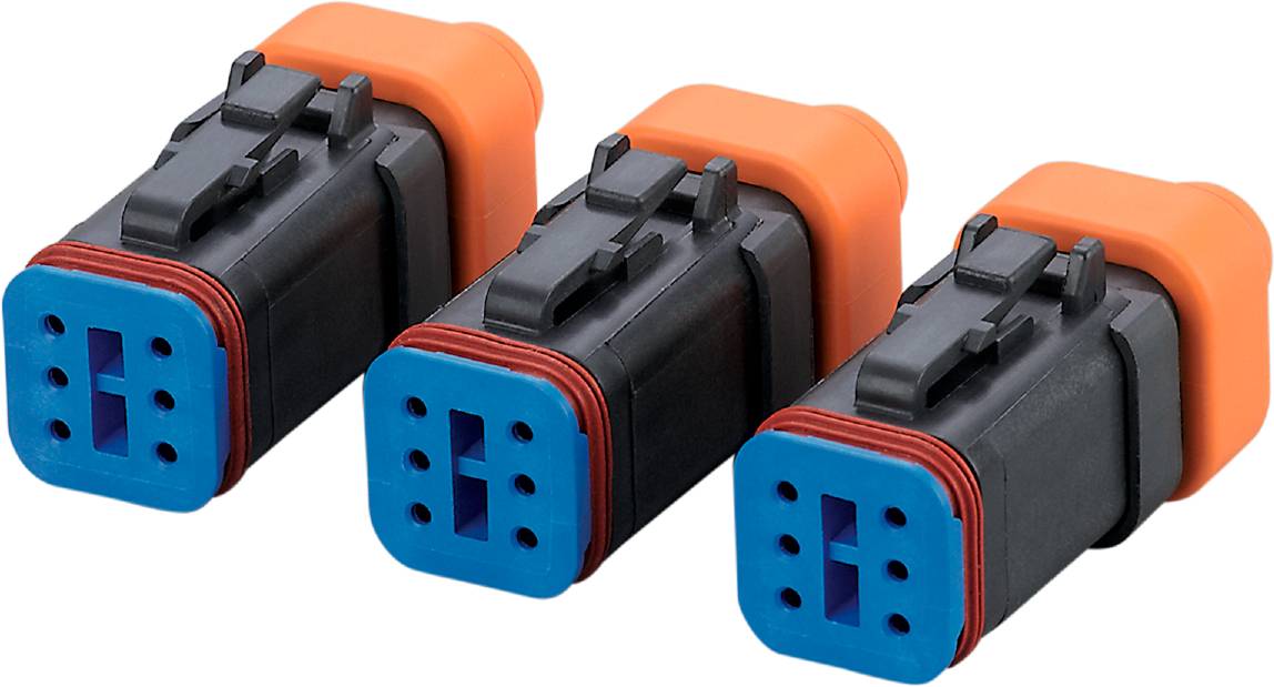 Drei schwarze, rechteckige Stecker mit blauem und orangenem Gehäuse, nebeneinander liegend, zeigen ihre Kontakteingänge.
