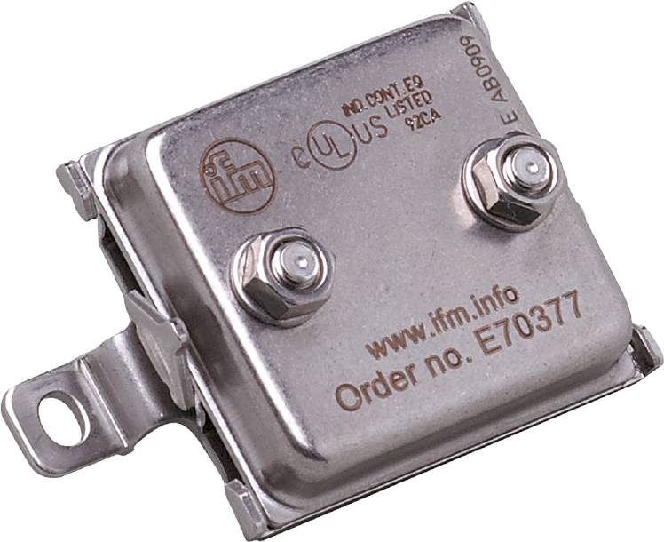 Ein silbernes elektronisches Bauteil mit der Aufschrift 'www.ifm.info' und 'Order no. E70377', montiert auf einer Halterung.