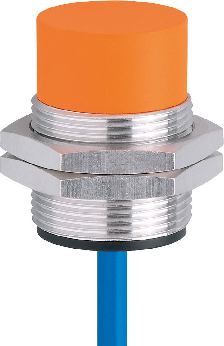 Induktiver Sensor mit orangem Gehäuse, montiert in einer Metallhalterung, mit blauer Anschlussleitung.