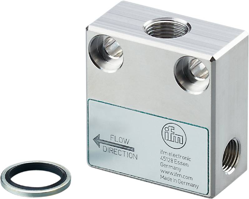 'Flow Direction'-Richtungspfeil auf rechteckigem Metallblock mit zwei Öffnungen. Produkt von ifm electronic, 45128 Essen, Germany.