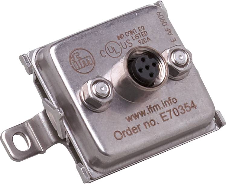 Ein quadratischer Metallsensor von ifm electronic mit Befestigungsbügel und Steckverbindung. Seriennummer und Website sind sichtbar.