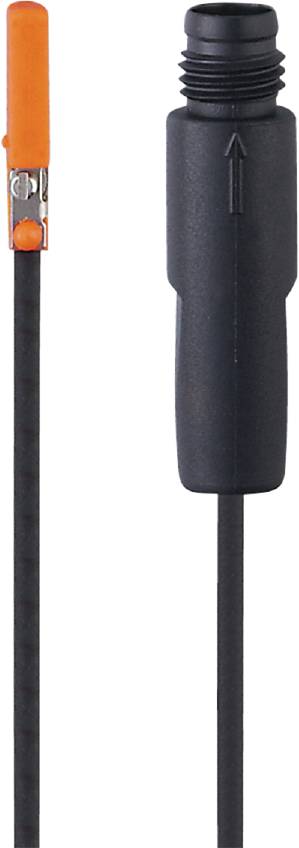 Eine schwarze Audiobuchse mit einem Kabel verbunden, Detailaufnahme vor einem weißen Hintergrund.