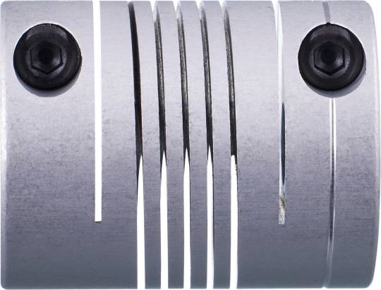 Nahaufnahme einer Metallkupplung mit mehreren Schlitzen und Schrauben. Verbindet mechanische Teile oder Wellen in Maschinen.