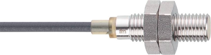 Ein Metallstecker ist an einem schwarzen Kabel befestigt. Der Stecker hat eine glänzende, silberne Ummantelung mit feinen Details.