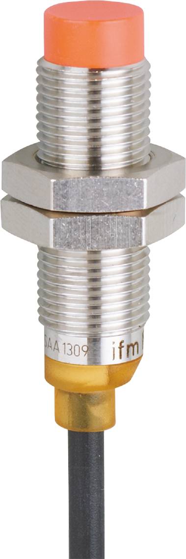 Metallsensor mit Gewindeanschluss, silberfarben mit goldener Spitze, zeigt feine Details des Designs und Herstellercode 'ifm'.