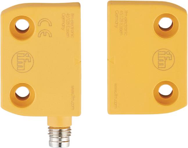 Gelber rechteckiger Näherungssensor mit zwei Montagelöchern und einem Anschlussstecker unten. Aufschrift auf der Oberfläche: 'ifm electronic'.