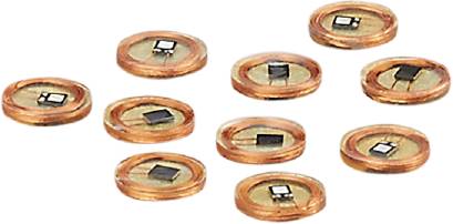 Kleine, runde RFID-Chips mit Kupferspulen, auf weißem Hintergrund angeordnet. Sie werden zur drahtlosen Identifizierung verwendet.