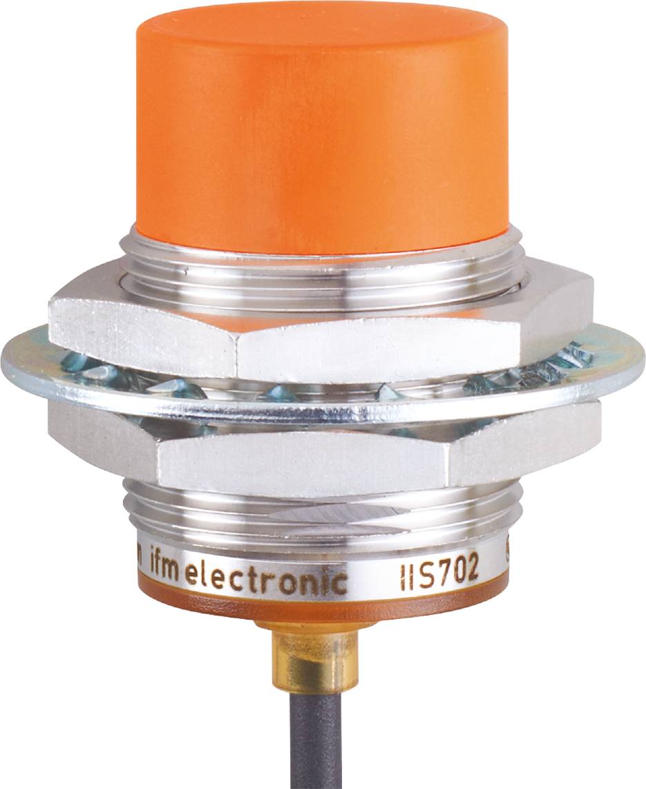 Ein Näherungsschalter von ifm electronic mit orangem Zylinder und Metallring. Modellnummer S702 ist auf der Unterseite sichtbar.
