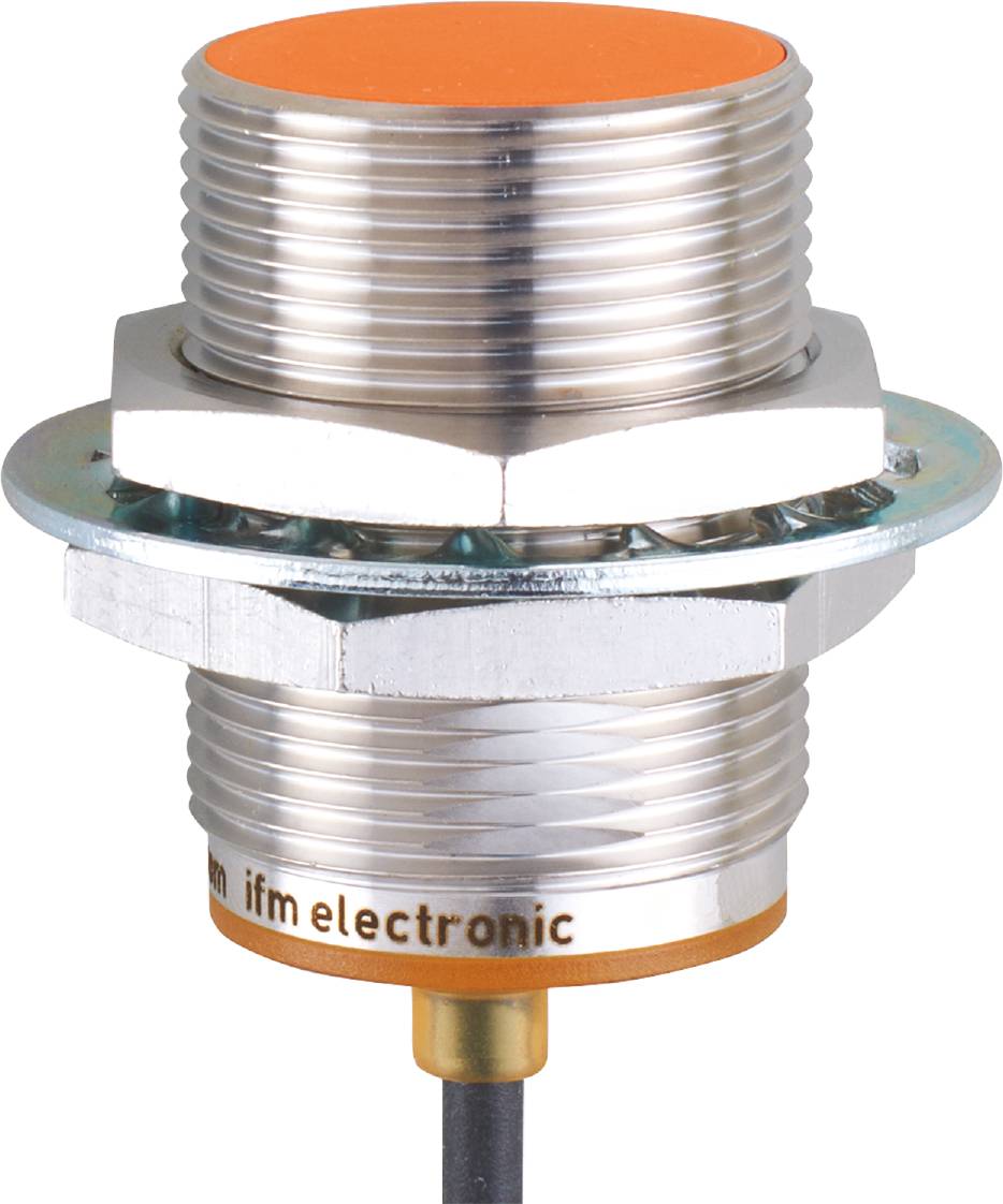 Ein silberner, zylindrischer Sensor mit Gewinde und goldfarbenem Anschluss, gekennzeichnet mit 'ifm electronic' am unteren Rand.