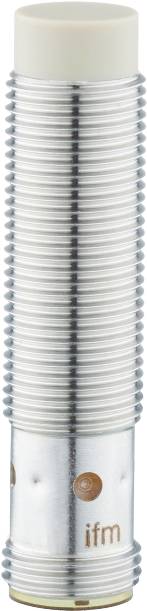 Nahaufnahme eines metallischen Schraubengewindes mit deutlichen Rillen und glänzender Oberfläche.