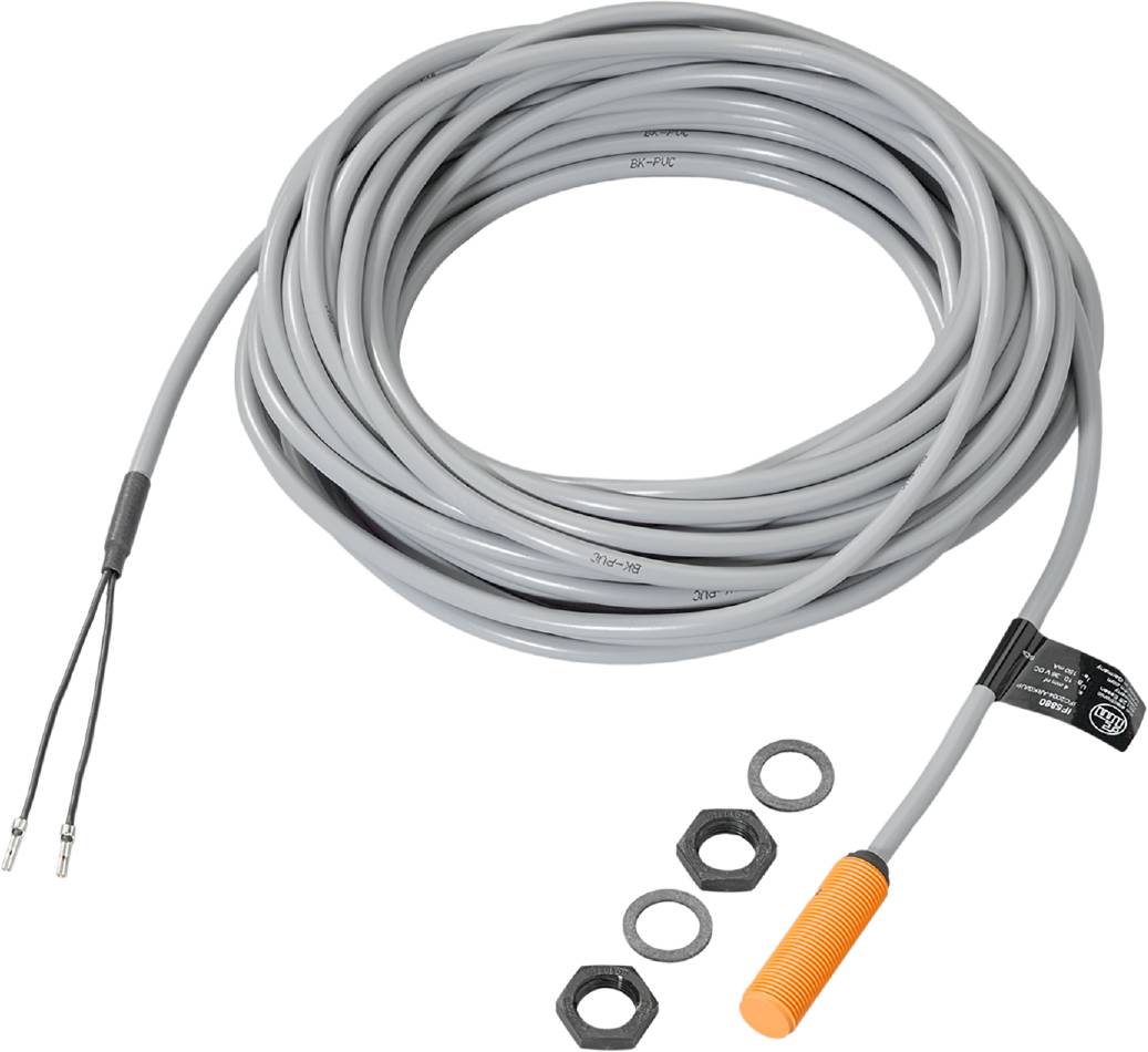 Ein langer grauer Kabel mit einer Sonde an einem Ende ist zusammengerollt. Drei Metallringe und ein Kunststoffteil liegen daneben.