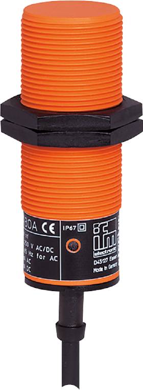 Ein zylindrischer elektronischer Sensor mit orangefarbenem und schwarzem Gehäuse, zeigt Spezifikationen und das ifm-Logo.