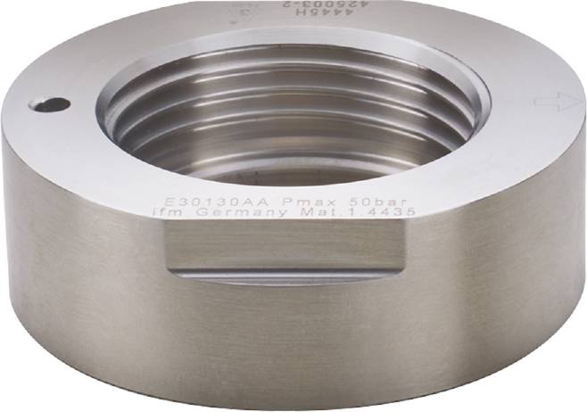 Metallisches, rundes Bauteil mit Innengewinde. Beschriftung: 'E30130AA Pmax 50bar ifm Germany Mat. 1.4435'.