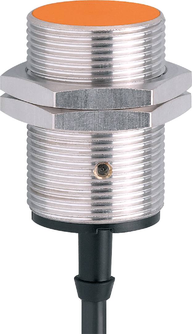 Ein runder, metallischer Sensor mit einem Gewinde, verbunden mit einem schwarzen Kabel, vor einem weißen Hintergrund.