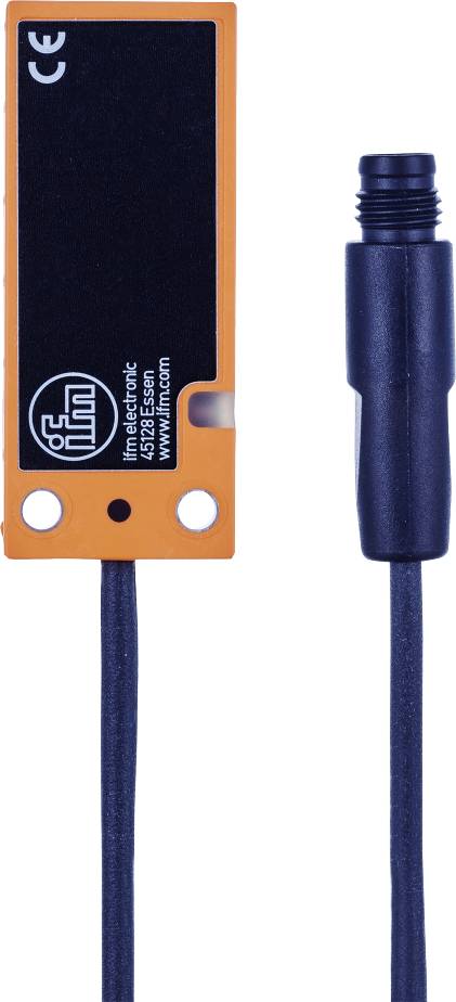 Ein rechteckiger, orangefarbener Sensor mit der Aufschrift 'ifm electronic, 45128 Essen' und Website auf der Vorderseite, Kabelanschluss unten.