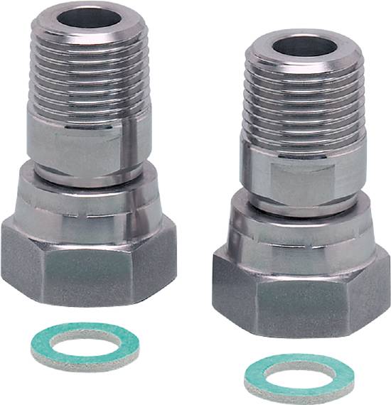 Zwei silberne Metallverschraubungen nebeneinander, jeweils mit einem grünlichen Dichtring davor. Sie wirken industriell und robust.