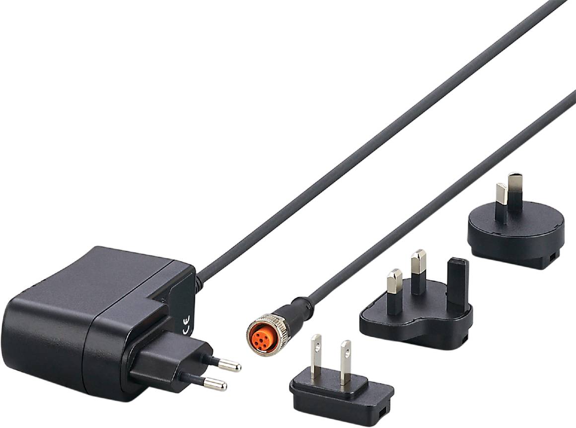 Verschiedene Netzteile und Adapter mit unterschiedlichen Steckertypen auf weißem Hintergrund.