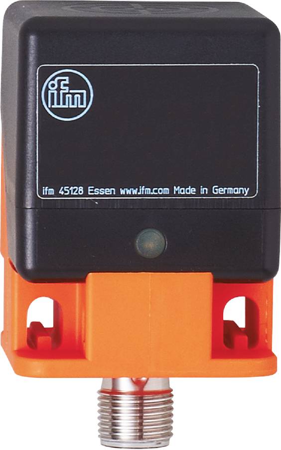 Ein Sensorgerät mit der Aufschrift 'ifm Essen Made in Germany', montiert auf einer orangen Halterung und abgerundeten Ecken.