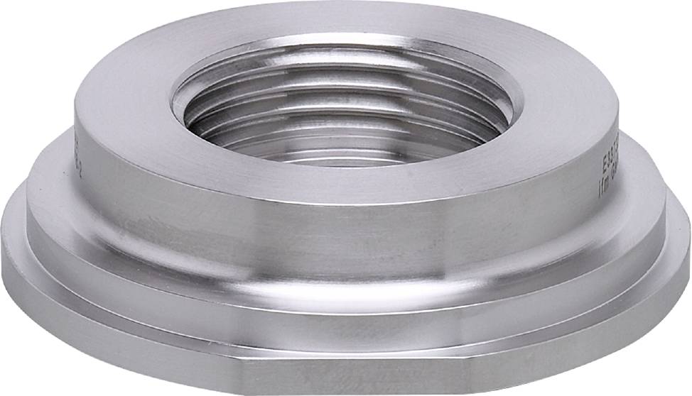 Eine glänzende, silberne Metallmutter mit Innengewinde, dargestellt aus der Nähe.