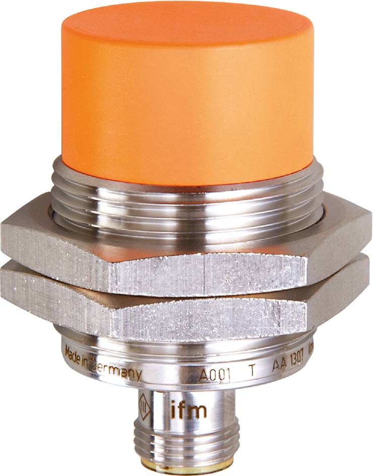 Ein zylindrischer Sensor mit orangenem Gehäuse und metallischen Gewinden. Graviert mit 'Made in Germany' und Seriennummer.