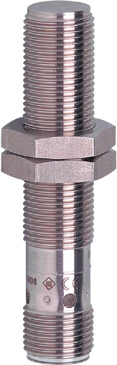 Metallschraube mit langem Gewinde und zwei Sechskantmuttern, aufeinander gestapelt auf einem neutralen Hintergrund.