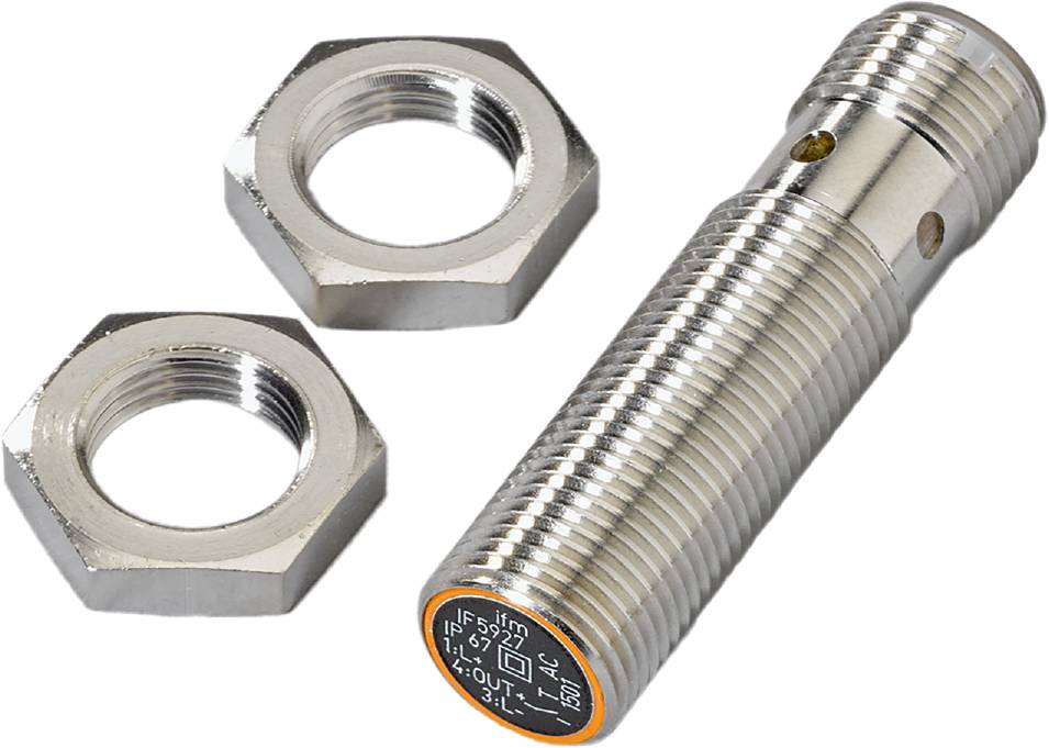 Ein zylindrischer Sensor neben zwei Metallmuttern, geeignet für die Montage in Maschinen, misst Annäherung oder Position von Objekten.