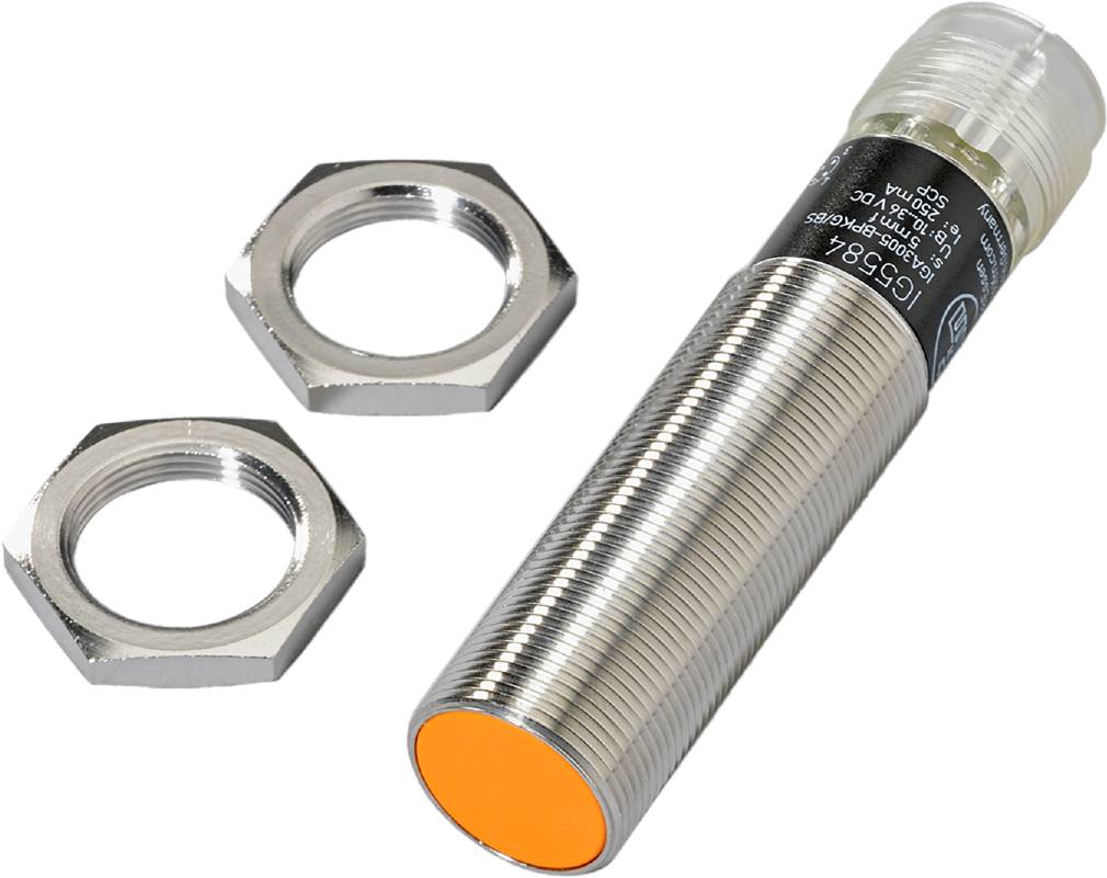 Zylinderförmiger Sensor mit orangener Spitze und zwei Sechskantmuttern. Verwendet zur Präsenzerkennung in industriellen Anwendungen.