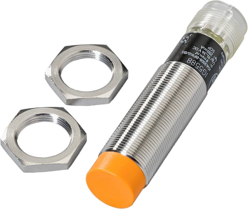 Metallsensor mit orangefarbener Kappe, daneben zwei Metallmuttern. Der Sensor misst Distanz oder Präsenz von Objekten.