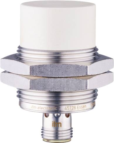 Ein zylindrischer Sensor mit Gewinde. Auf dem Metallring ist der Text 'ifm electronic 45128 Essen'. Der Sensor ist in Silber und Weiß gehalten.