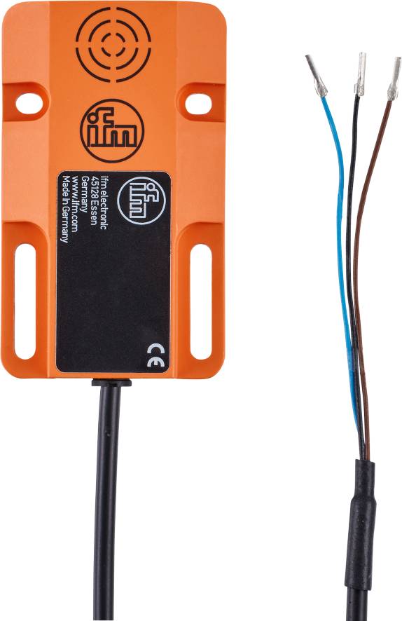 Ein rechteckiger, orangefarbener Sensor der Marke ifm electronic mit Kabeln. Erkennbar sind das CE-Zeichen und Produktionsdetails.