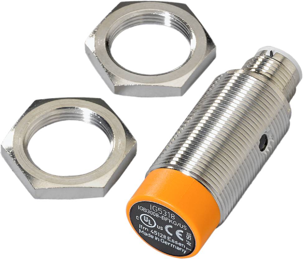 Zylindrischer Sensor mit oranger Spitze und Beschriftung 'Made in Germany', neben zwei Sechskantmuttern auf weißem Hintergrund.