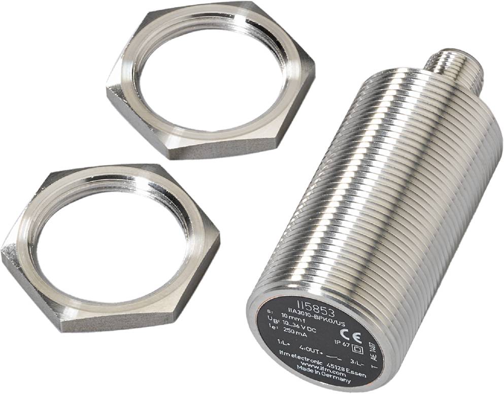 Zylindrischer Näherungssensor aus Metall mit geriffeltem Gehäuse, zwei Befestigungsmuttern. Einsatz in industriellen Anwendungen.