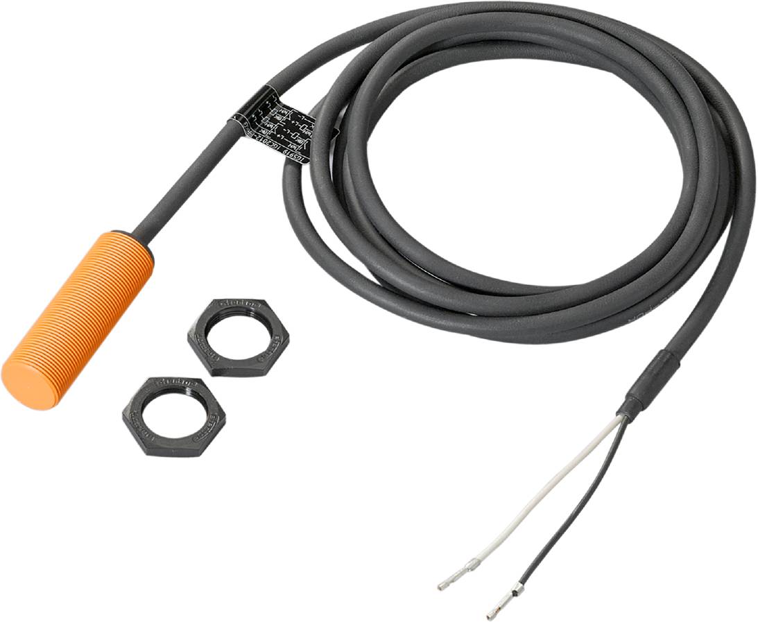 Ein zylindrischer Sensor mit orangefarbenem Gehäuse und Kabeln. Daneben liegen zwei Sechskantmuttern.