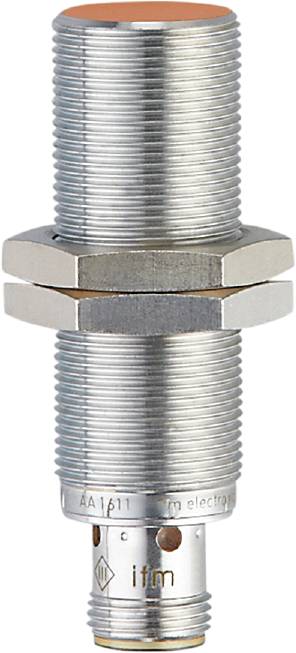 Eine silberne Metallmutter ist auf einem silbernen Gewindebolzen gedreht, vor einem weißen Hintergrund.