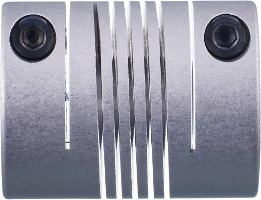Nahaufnahme eines Metallteils mit mehreren parallelen Schlitzen und zwei sichtbaren Schrauben. Funktion und Kontext nicht ersichtlich.
