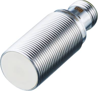 Ein zylindrischer, silberner Metallsensor mit geriffelter Oberfläche, typischerweise in industriellen Anwendungen zur Erkennung von Objekten verwendet.