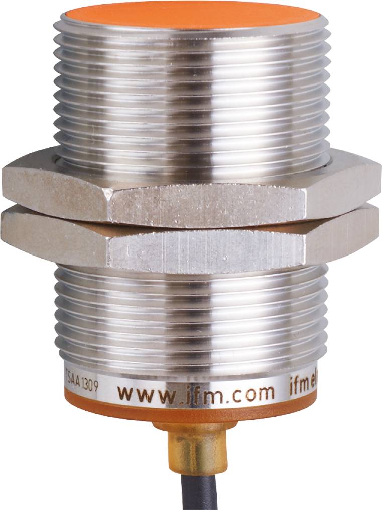 Ein zylinderförmiger Sensor, mit Metallgewinde und Muttern, markiert mit 'ifm electronic', geeignet für industrielle Anwendungen.