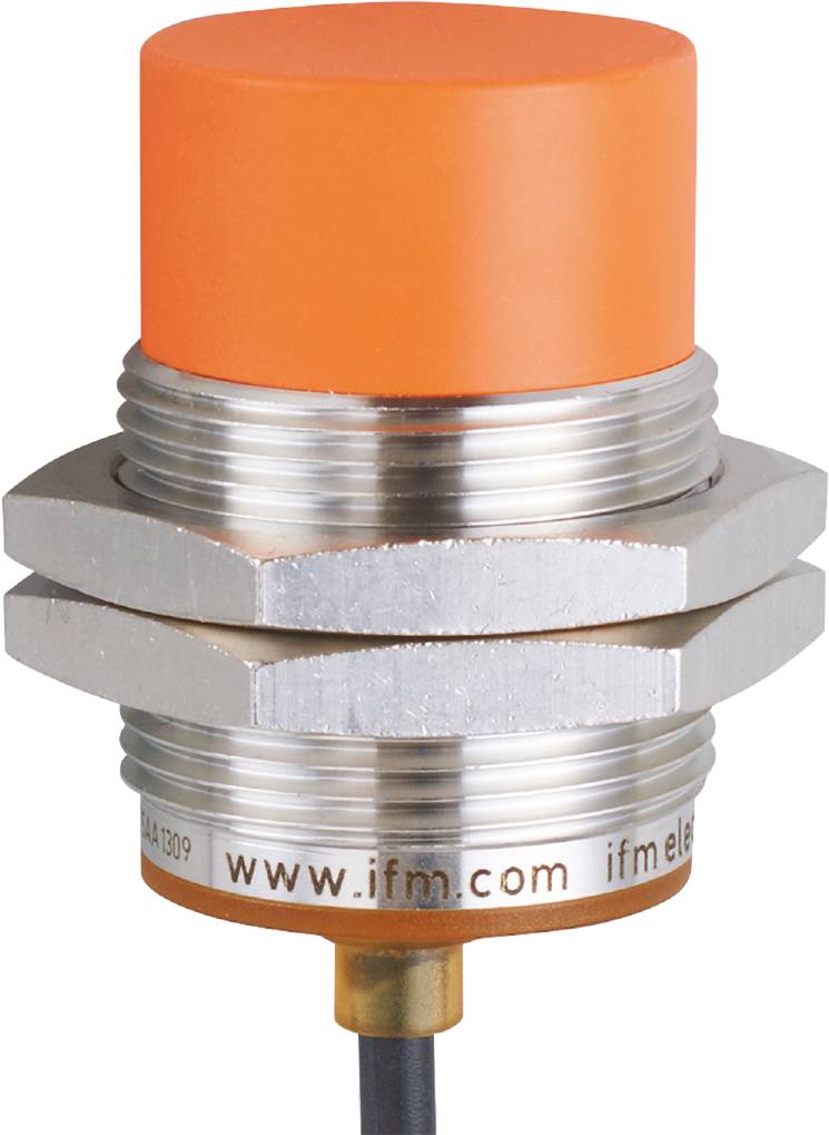 Zylinderförmiger, oranger Sensor mit metallischem Gewinde und zwei hexagonalen Muttern. Aufschrift: 'ifm electronic' und Website-Link.