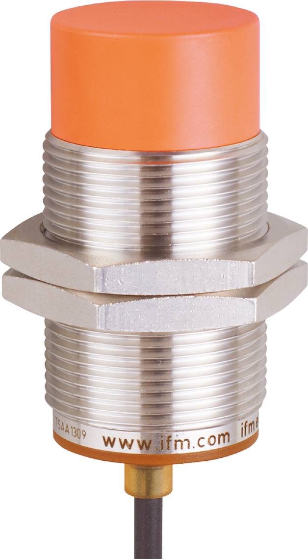 Ein zylindrischer Metallzylinder mit orangefarbener Spitze, vermutlich ein Sensor oder Verbindungselement, auf weißem Hintergrund.