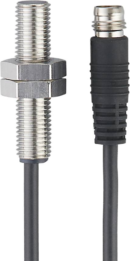 Eine Metallverschraubung neben einem schwarzen Kabelstecker, beide in Nahaufnahme. Die Verschraubung hat ein geriffeltes Außengewinde.