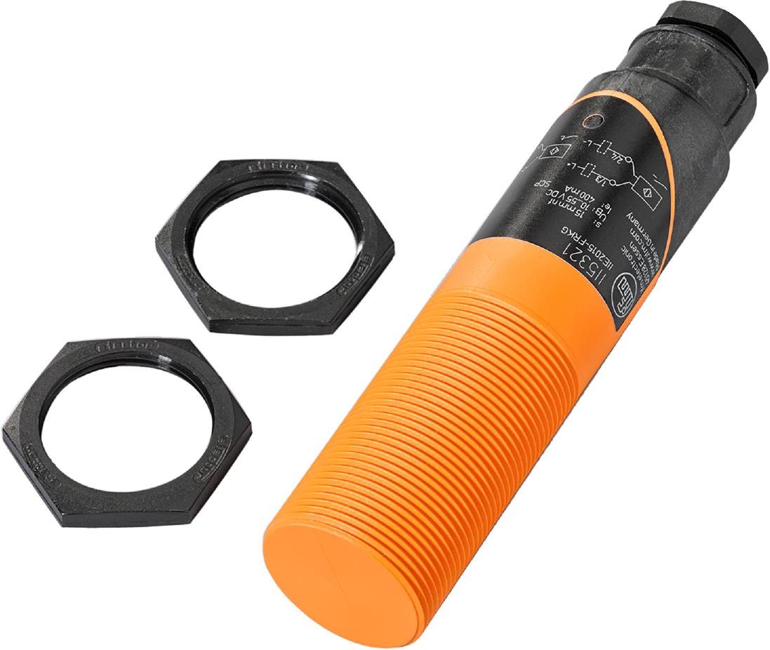 Zylindrischer Sensor mit orangefarbenem Gehäuse und zwei Sechskantmuttern daneben. Geeignet für industrielle Anwendungen.