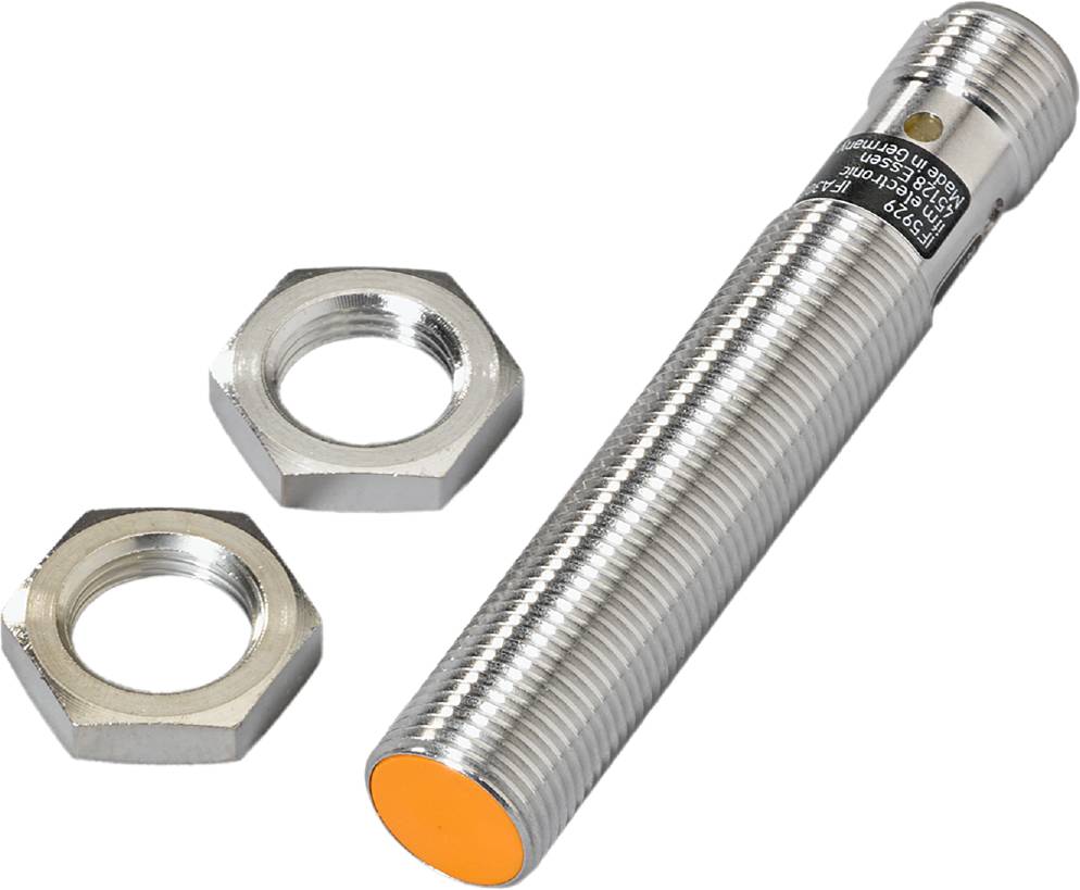 Ein zylindrischer Induktionssensor mit Gewinde und gelber Spitze, neben zwei passenden Muttern, vor weißem Hintergrund.